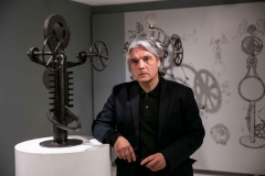 Ο-καλλιτέχνης-στα-εγκαίνια-της-έκθεσης-του