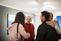 Συνομιλώντας με τους επισκέπτες και φίλους